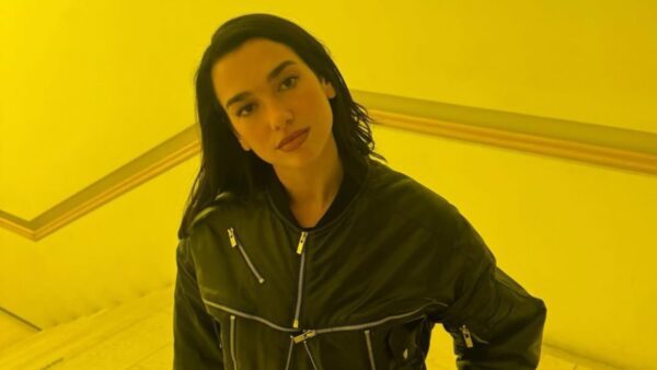 η Ντούα Λίπα κοιτάει την κάμερα