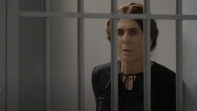 Η Δόμνα στη φυλακή στην σειρά Ηλέκτρα.