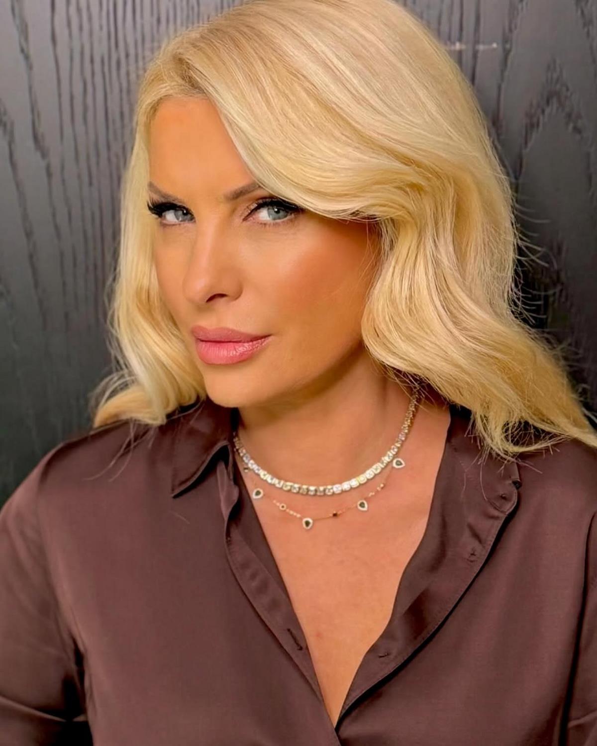 Η Ελένη Μενεγάκη ποζάρει στον φακό