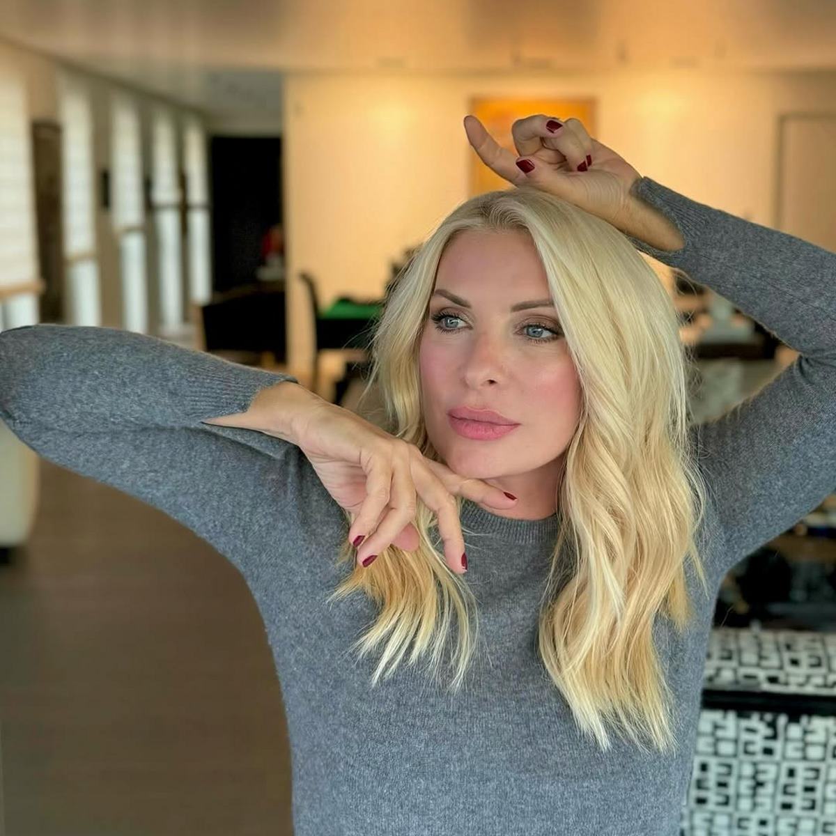 Η Ελένη Μενεγάκη με γκρι πουλόβερ