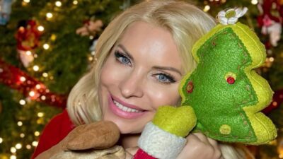 Τα χριστουγεννιάτικα δώρα κρατάει η Ελένη Μενεγάκη μπροστά από το δέντρο