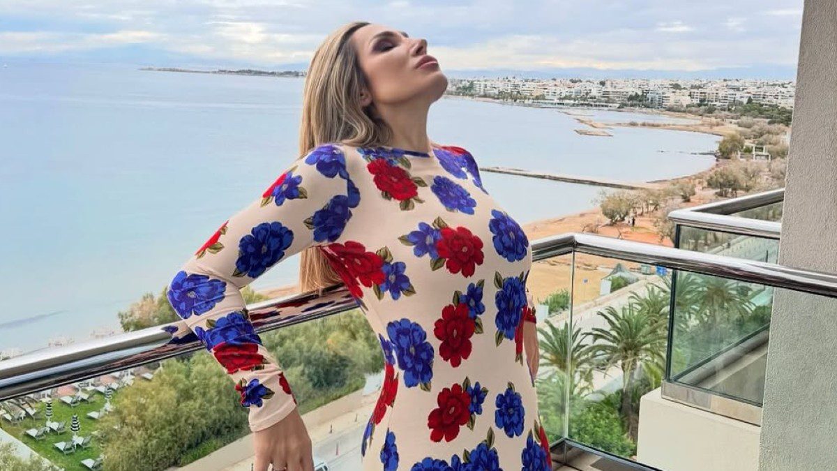 Η Ελένη Πετρουλάκη με φλοράλ φόρεμα
