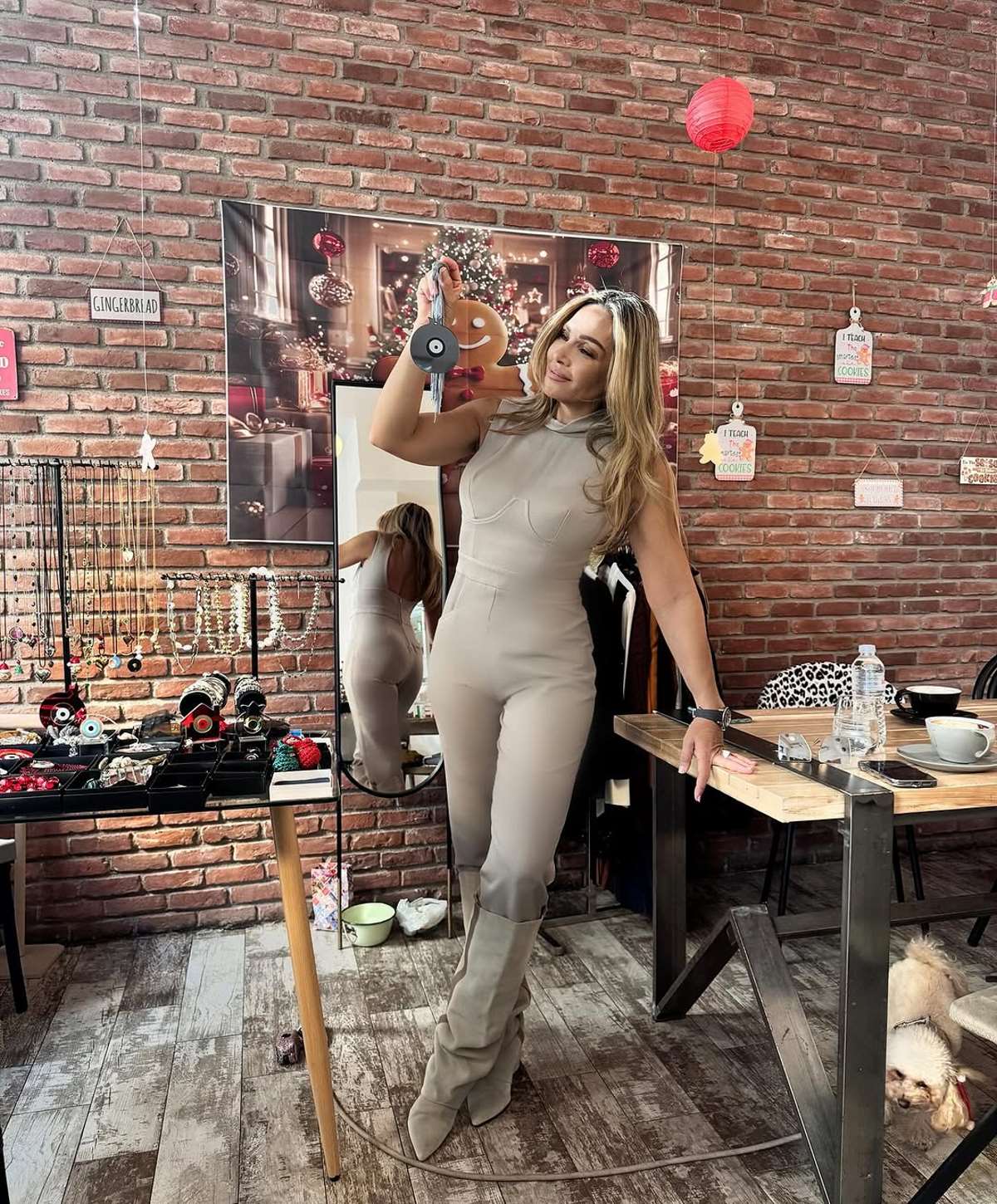 Η Ελένη Πετρουλάκη μέσα σε κατάστημα