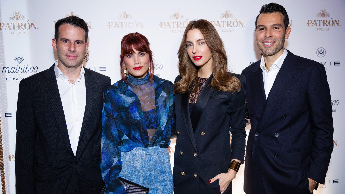 Η Μαίρη Συνατσάκη και η Δούκισσα Νομικού με τους ιδιοκτήτες της Envie Shoes, Κωνσταντίνο και Γιώργο Λαμπρινίδη