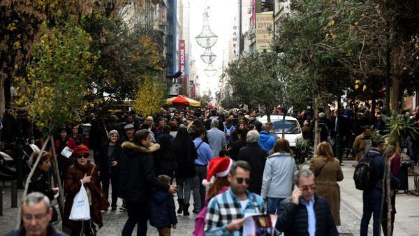 Μαγαζιά στο Σύνταγμα και άνθρωποι που ψωνίζουν