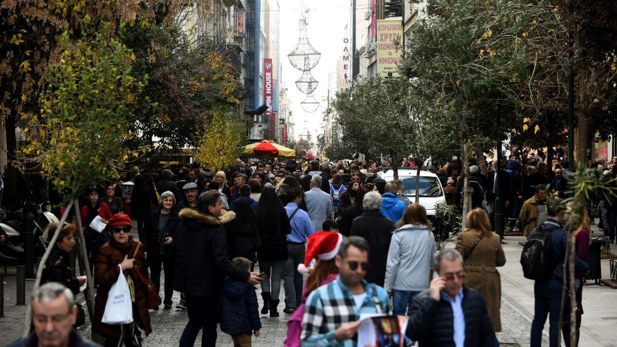 Μαγαζιά στο Σύνταγμα και άνθρωποι που ψωνίζουν