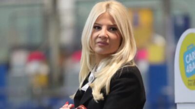 Η Φαίη Σκορδά στο αεροδρόμιο