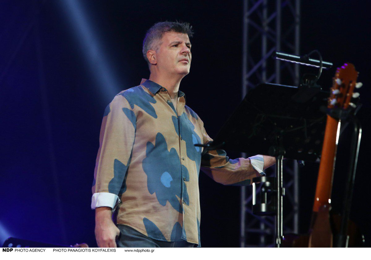 Ο Φοίβος Δεληβοριάς σε συναυλία