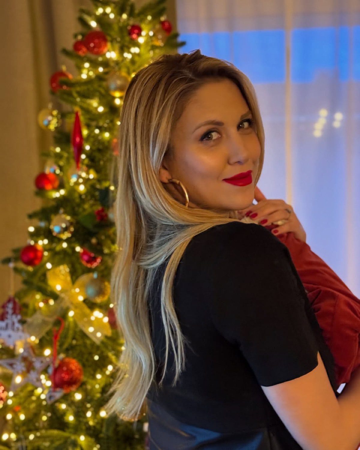 Φωτεινή Πετρογιάννη κραταει το μωρο της αγκαλιά