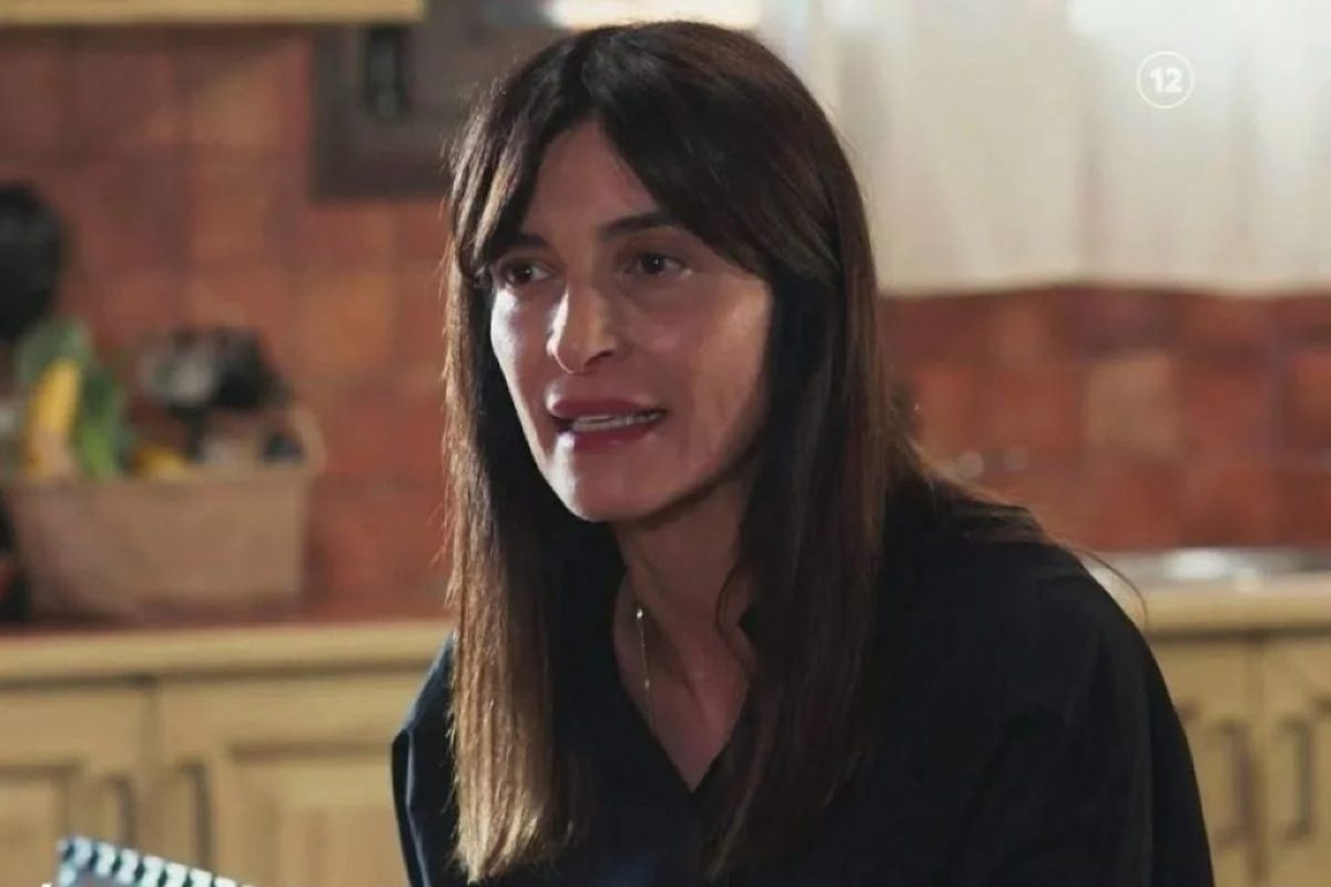 Η Ιουλία από τη σειρά Η γη της ελιάς