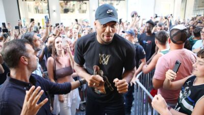 Ο Γιάννης Αντετοκούνμπο σε δημόσια έξοδο.