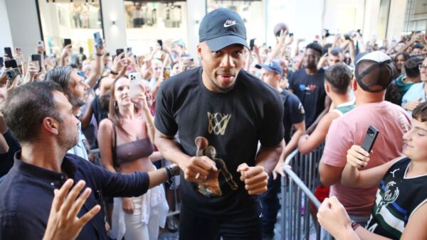 Ο Γιάννης Αντετοκούνμπο σε δημόσια έξοδο.