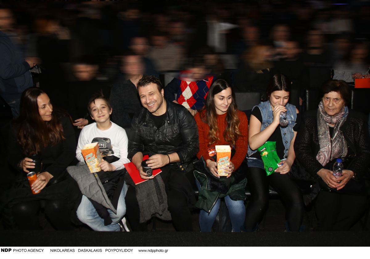 Ο Γιάννης Πλούταρχος με τα παιδιά τους και την μητέρα του Κατερίνα