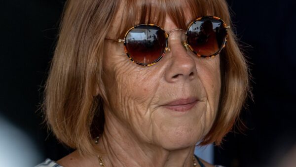 Η Gisèle Pelicot έξω από τα δικαστήρια.