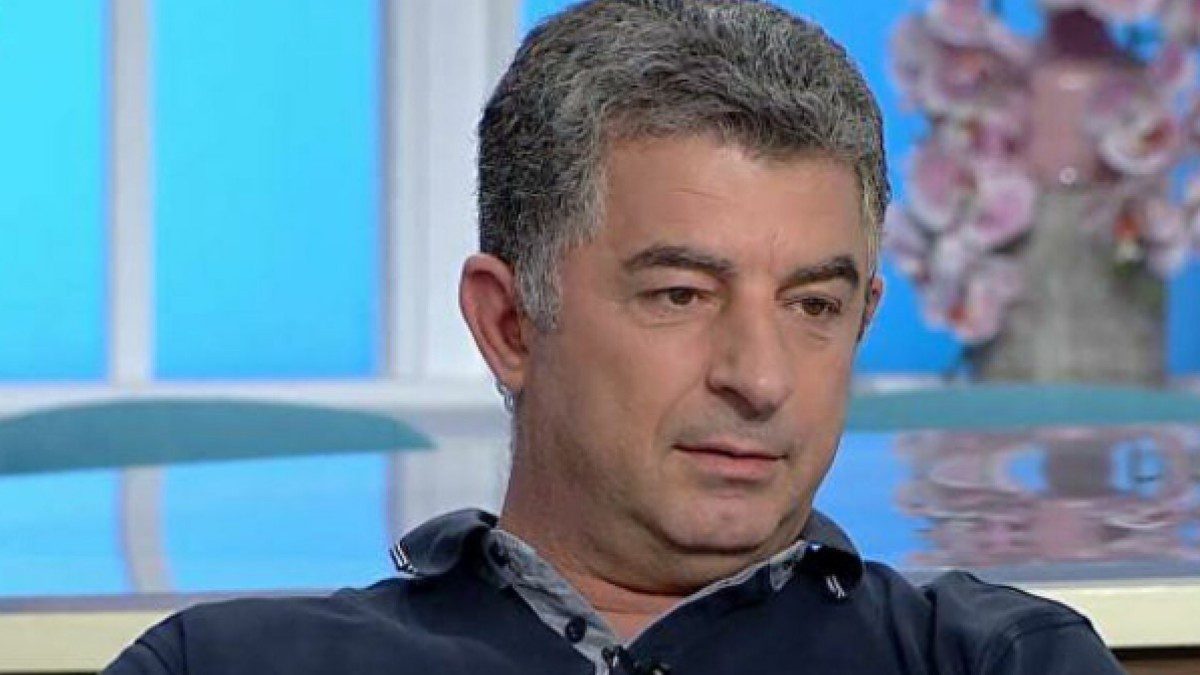 Ο Γιώργος Καραϊβάζ σε τηλεοπτική εμφάνιση