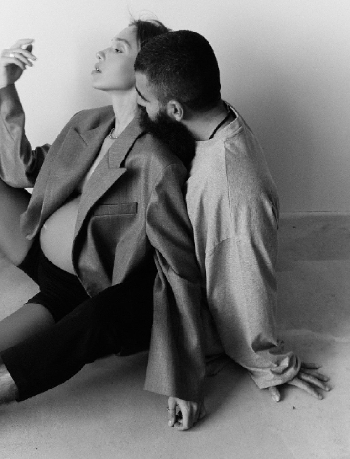 Ο Γιώργος Σαββίδης με την έγκυο σύζυγό του αγκαλιά