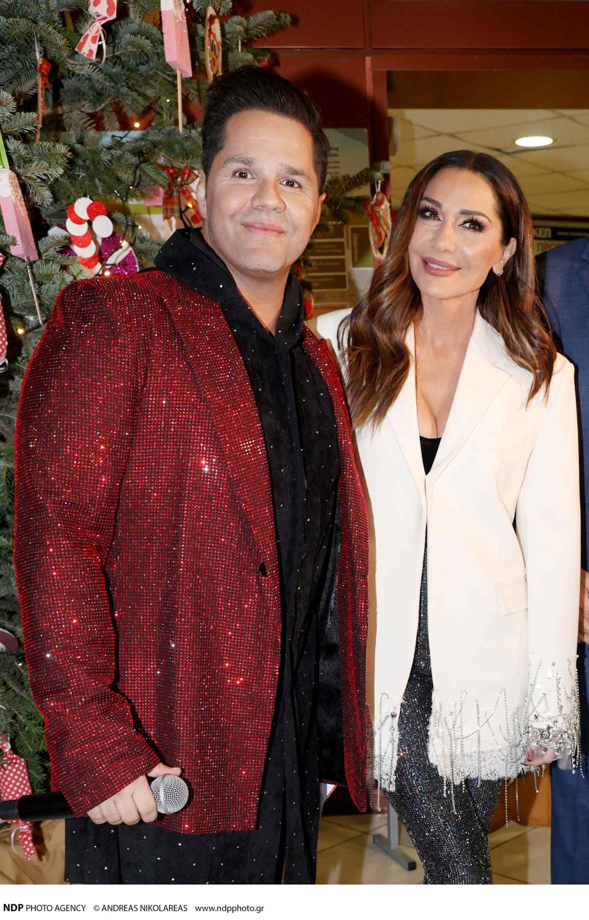 Ο Γιώργος Τσαλίκης και η Δέσποινα Βανδή στο άναμμα του δέντρου στο Περιστέρι