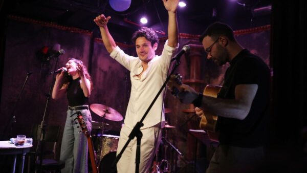 Ο Πάνος Βλάχος σε συναυλία του.