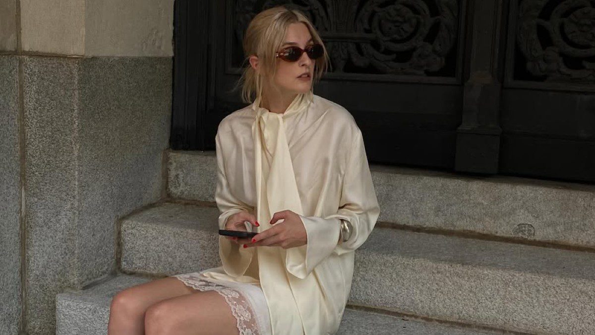 Τοκόσμημα που δείχνει το σύνολο ακριβό φοράει κορίτσι στο street style