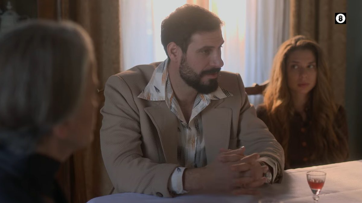 Ο Νικολάς στη σειρά κάθεται στην τραπεζαρία