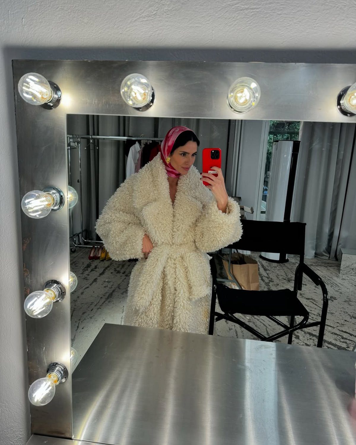 Το αξεσουάρ του 2025, το μαντίλι, φοράει στα μαλλιά η Ηλιάνα Παπαγεωργίου