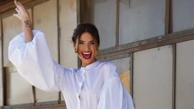 Η Ηλιάνα Παπαγεωργίου με λευκό πουκάμισο