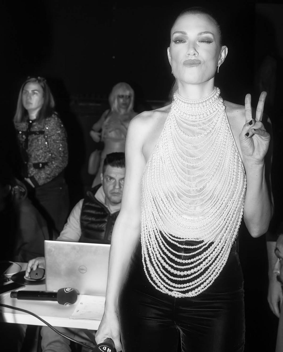 H Βίκυ Καγιά με τοπ από πέρλες