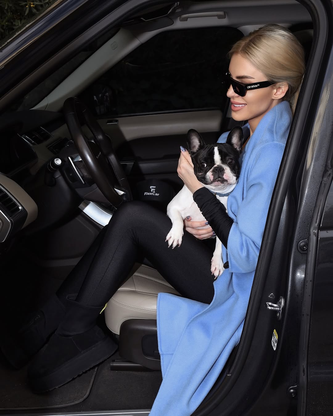 To total black σπάει η Κατερίνα Καινούργιου με γαλάζιο παλτό