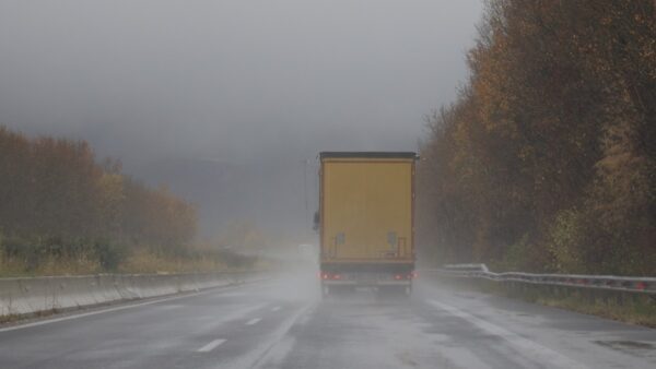 Ένα φορτηγό στον βροχερό δρόμο