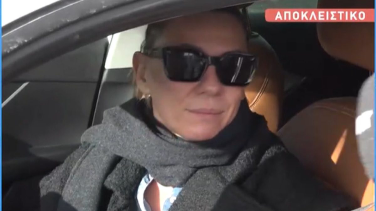 Η Κατερίνα Καραβάτου στο αυτοκίνητό τηςς