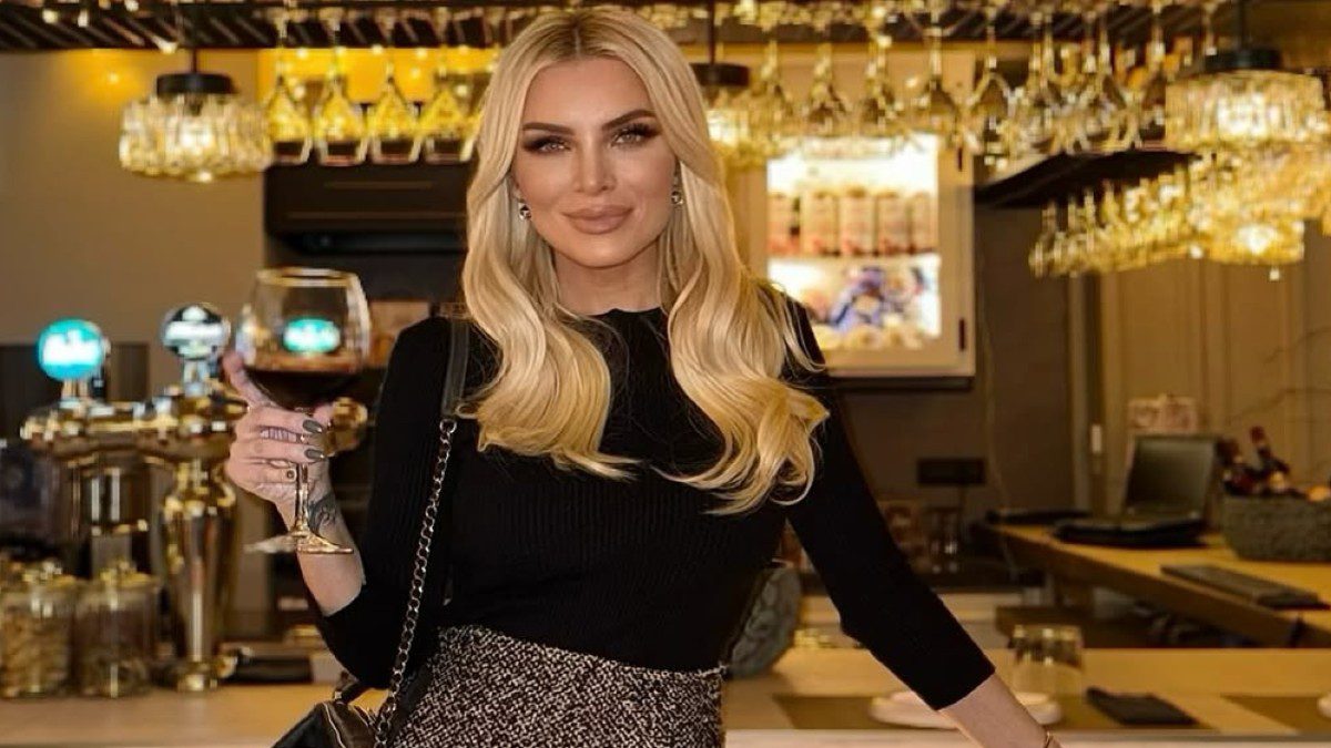 Το total black look της Κατερίνας Καινούργιου