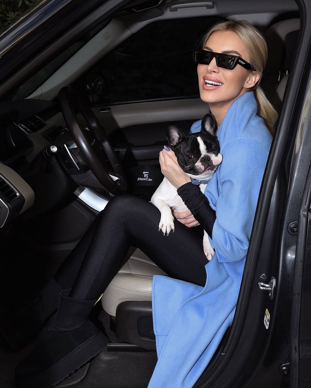 To total black σπάει η Κατερίνα Καινούργιου με γαλάζιο παλτό