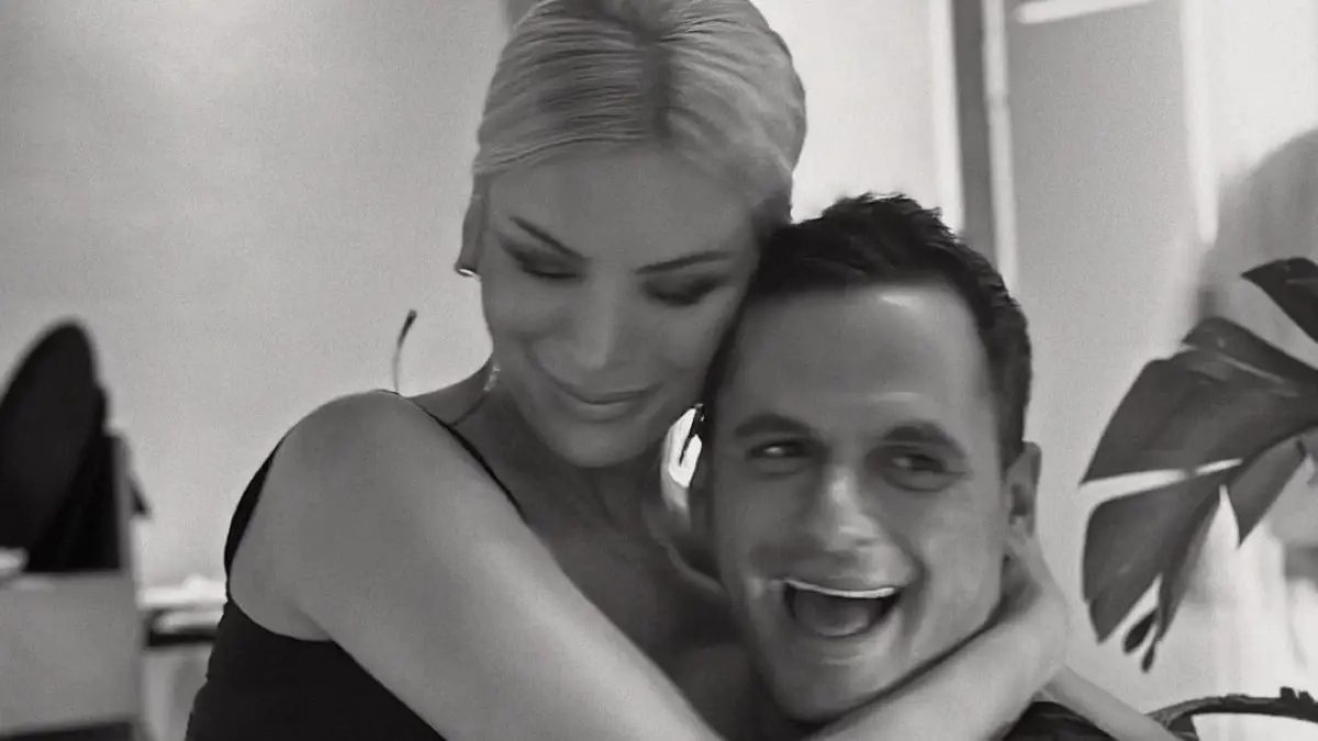 Η Κατερίνα Καινούργιου στην αγκαλιά του Κουτσουμπή