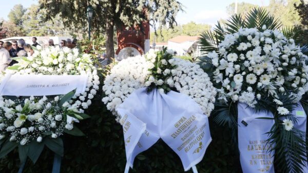 Τα στεφάνια στην κηδεία του Γεωργουσόπουλου