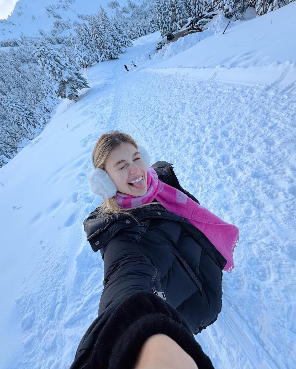 Η Κλέλια Ανδριολάτου χαμογελάει στα χιόνια