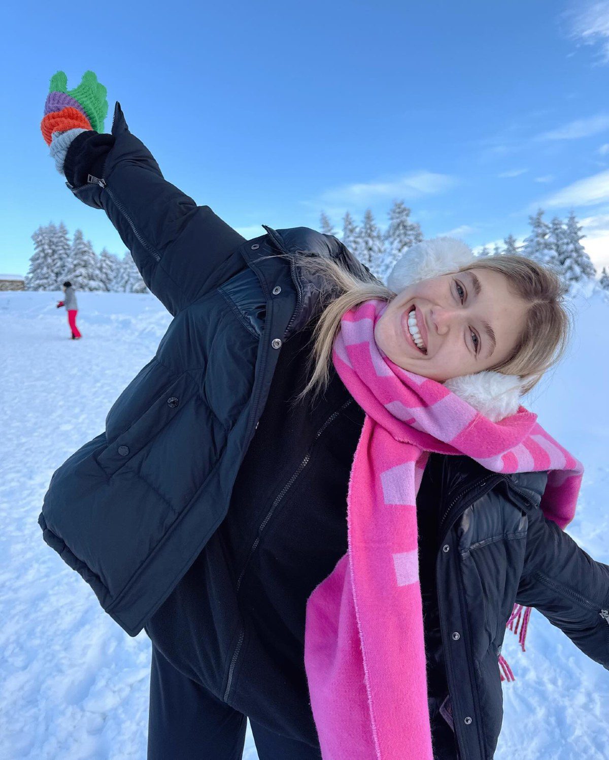 Η Κλέλια Ανδριολάτου χαμογελάει στα χιόνια