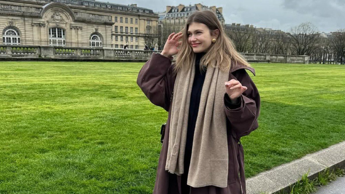 Το πουλόβερ των Γαλλίδων φοράει η Κλέλια Ανδριολάτου