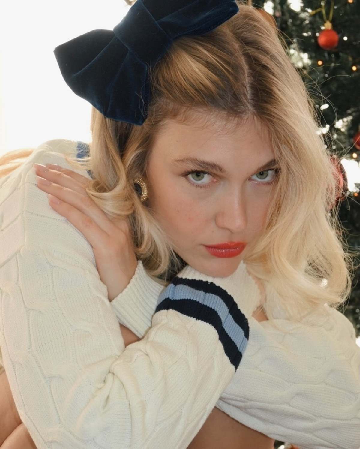 Η Κλέλια Ανδριολάτου ποζάρει στον φακό