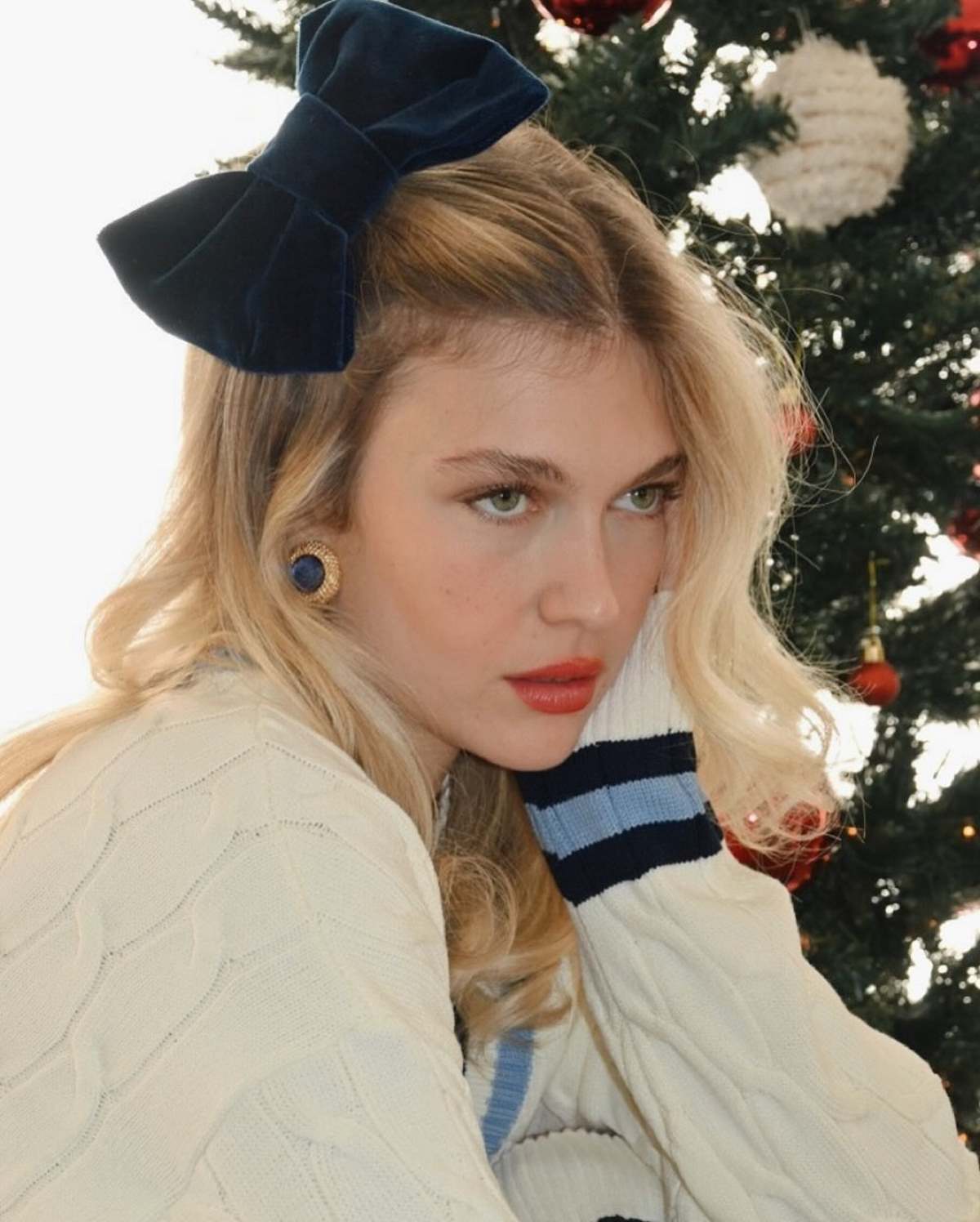 Η Κλέλια Ανδριολάτου δίπλα στο δέντρο