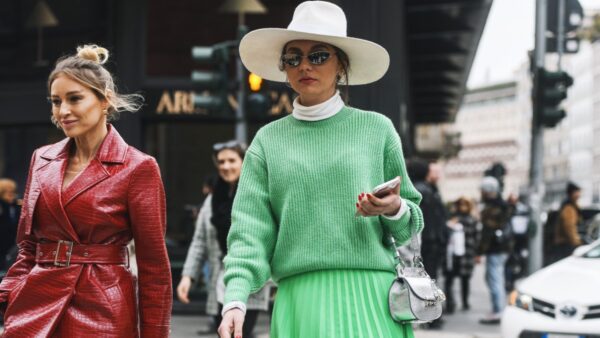 Πουλόβερ φορεμένο διαφορετικά στο street style