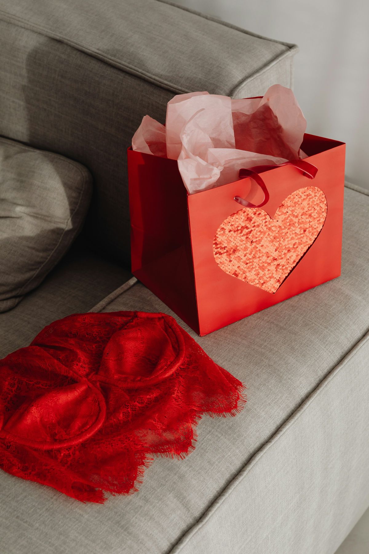 Κουτί δώρου με κόκκινα εσώρουχα μέσα