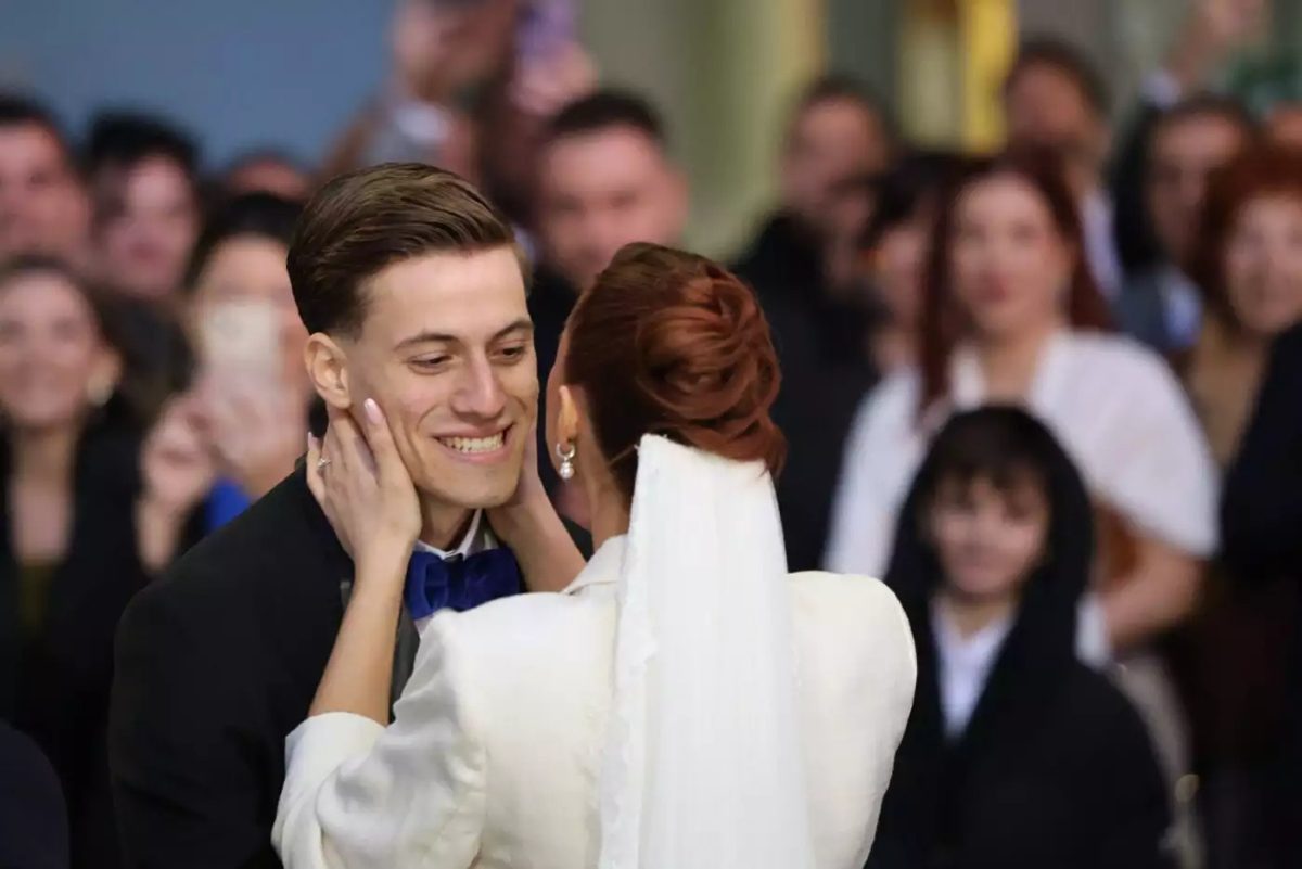 Ο Γιάννης Κωνσταντέλιας και η σύζυγός του στον πολιτικό τους γάμο