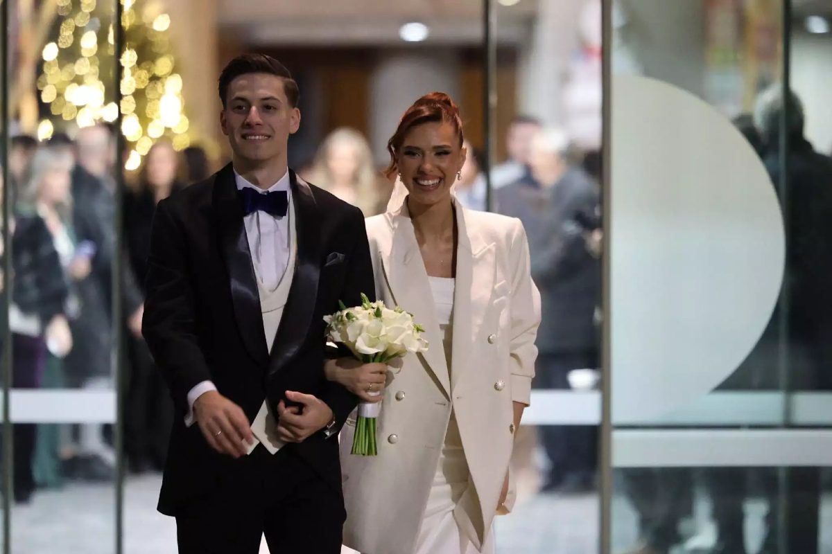 Ο Γιάννης Κωνσταντέλιας και η σύζυγός του στον πολιτικό τους γάμο