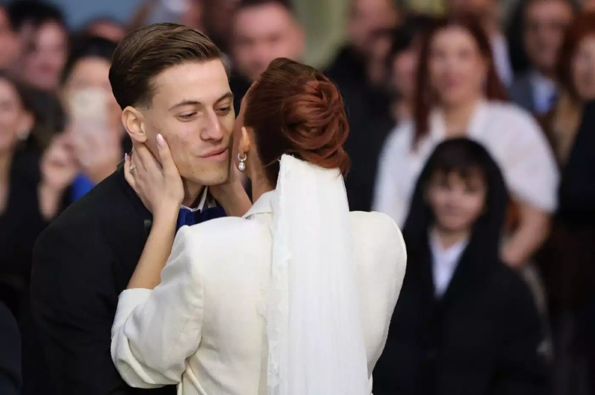 Ο Γιάννης Κωνσταντέλιας και η σύζυγός του στον πολιτικό τους γάμο