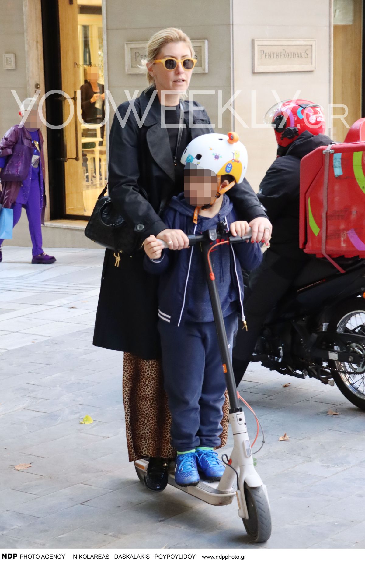 Η Σία Κοσιώνη με τον Δήμο πάνω σε πατίνι