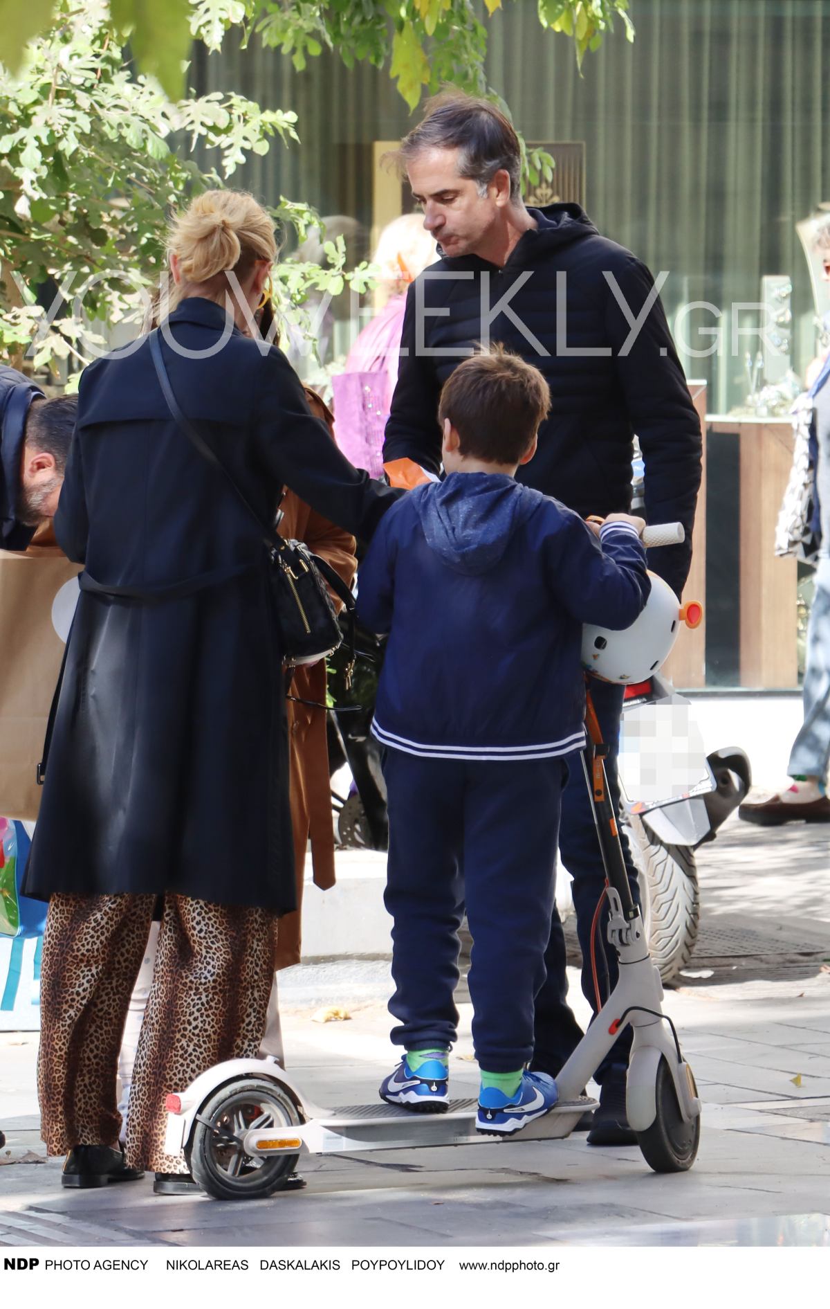Ο Κώστας Μπακογιάννης με τον γιο του και τη Σία Κοσιώνη στο κέντρο με το πατίνι τους