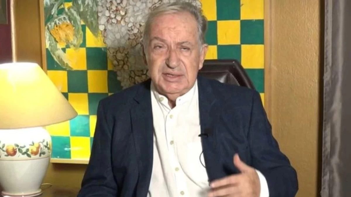 Ο Κώστας Λεφάκης με λευκό πουκάμισο και σκούρο γκρι σακάκι