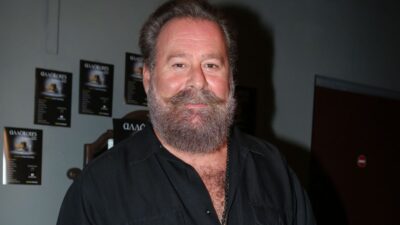 Ο Κωστής Σαββιδάκης σε βραδινή του έξοδο.