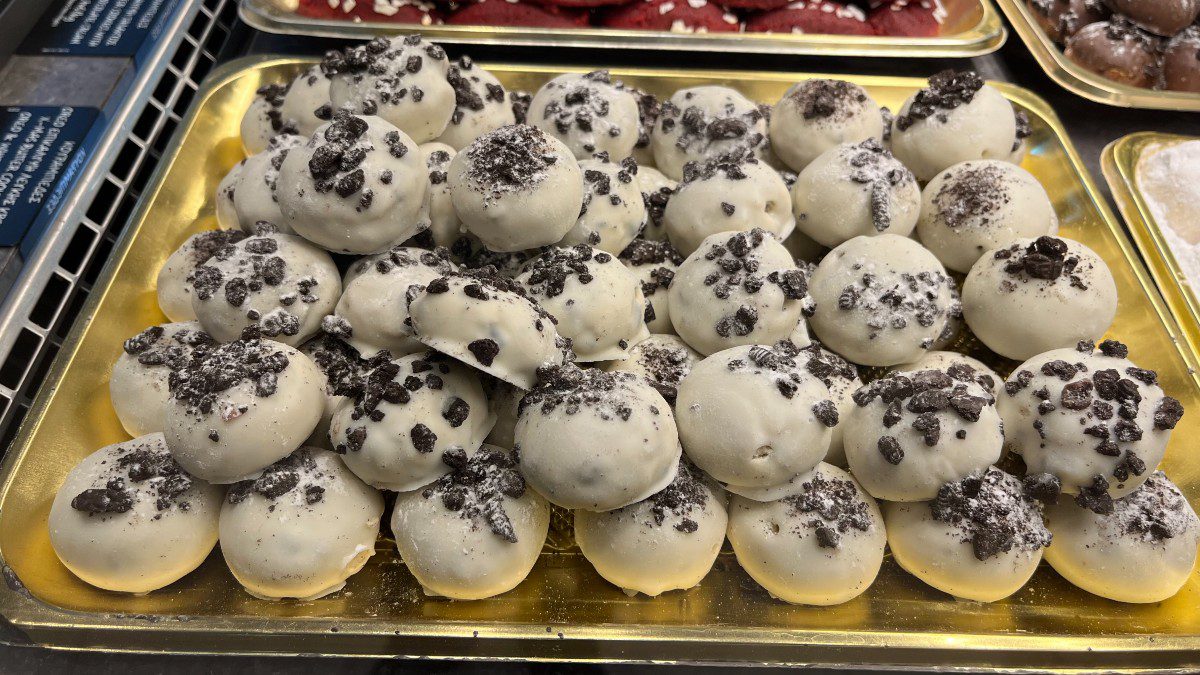 Κουραμπιέδες με επικάλυψη λευκής σοκολάτας