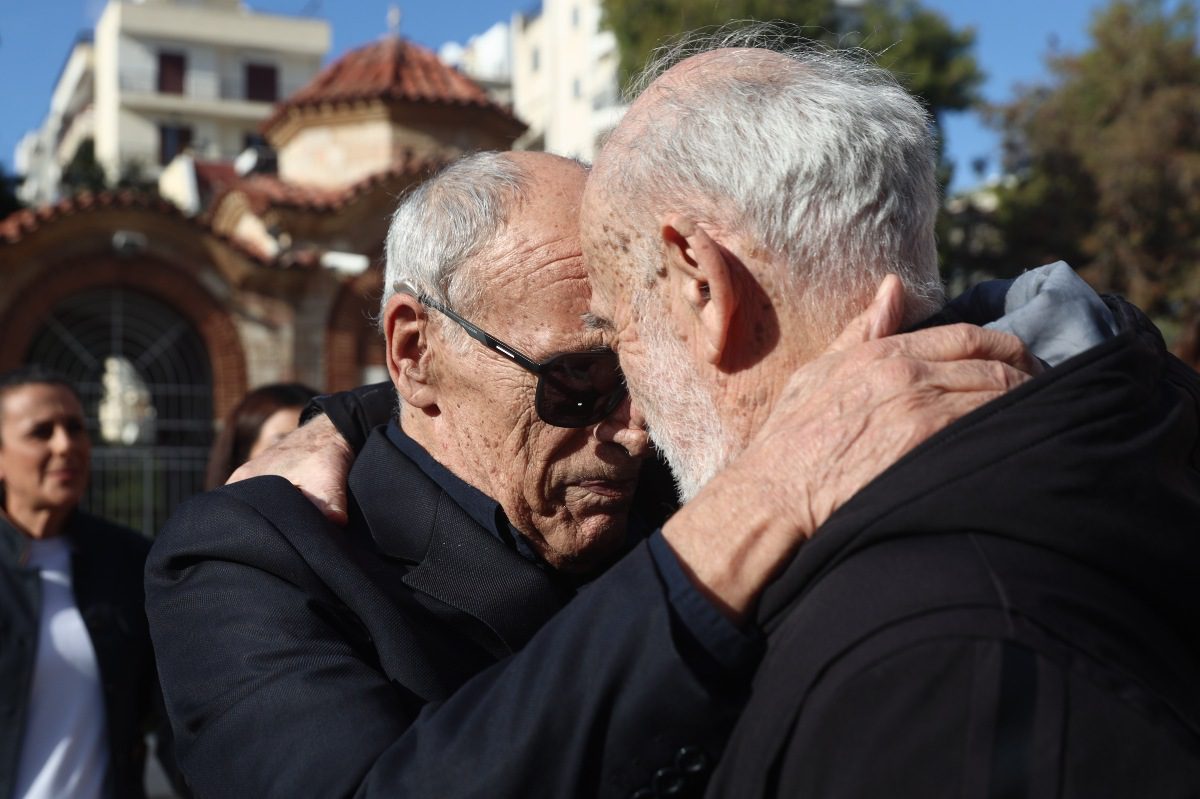 Λιάνης και Δημαράς αγακλιάονται στην κηδεία Χαρδαβέλλα
